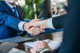 Handshake unter zwei Geschäftsmännern