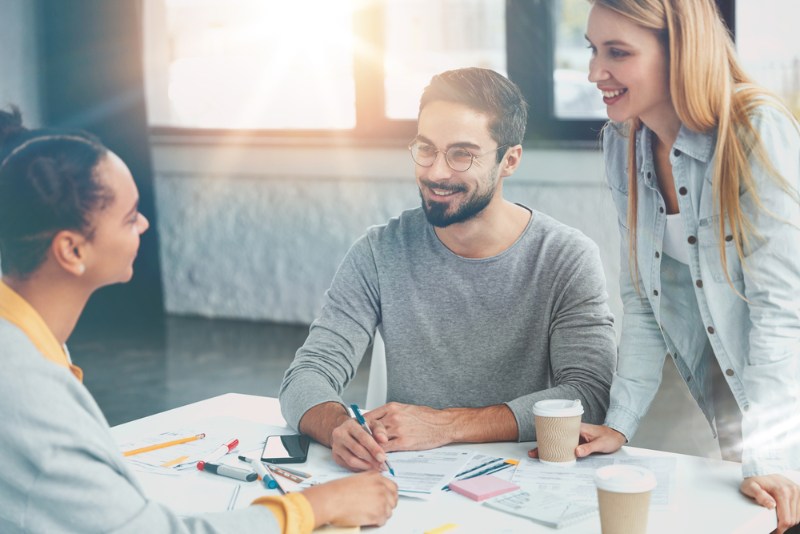 Ein Bewerber im Gespräch mit zwei Recruitern
