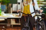 Person mit Fahrrad trägt zum nachhaltigen Arbeiten bei