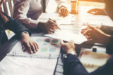 Kollegen arbeiten am Change-Management-Prozess
