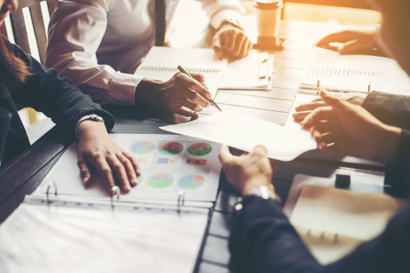 Kollegen arbeiten am Change-Management-Prozess
