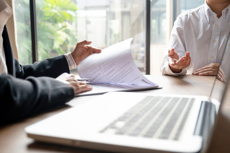 Anforderungsprofil erstellen: Dein Guide für die perfekte Stellenbesetzung 2 Personaler führt ein Vorstellungsgespräch mit einem Bewerber und überprüft das Anforderungsprofil.