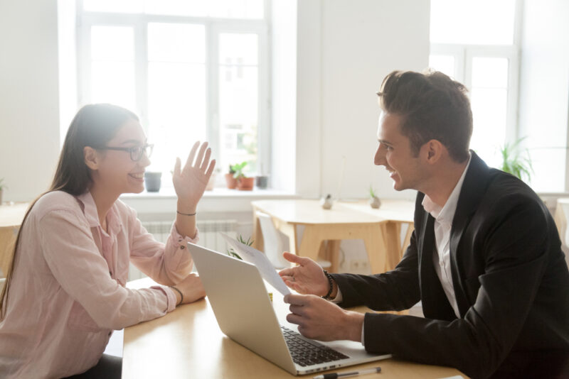 Candidate Experience: Warum sie so wichtig ist 2 Bewerberin hat eine gute Candidate Experience bei einem Vorstellungsgespräch.
