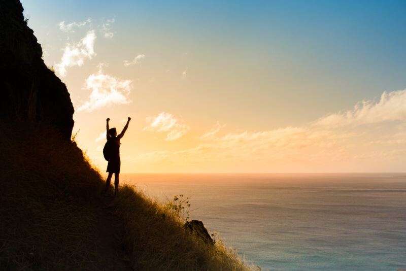 Positives Mindset: Der Schlüssel zum Erfolg 2 Person mit positivem Mindset am Meer