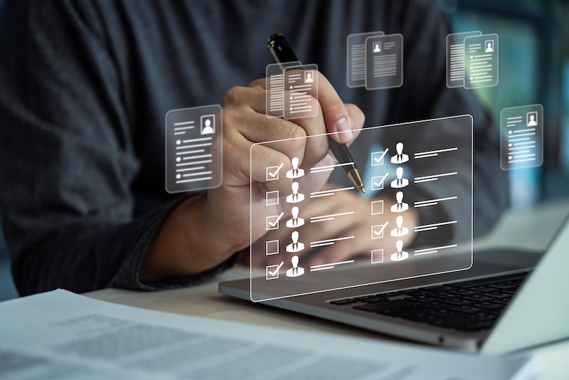 Digitale Personalakte: Vorteile, Risiken & Einführung 2 Ein Personaler sitzt am Laptop und schaut in die digitale Personalakte.